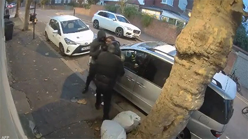 شاهد.. سرقة تحت تهديد السلاح الأبيض في لندن