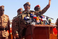 البرهان يحذر القوي السياسية من التدخل في الجيش