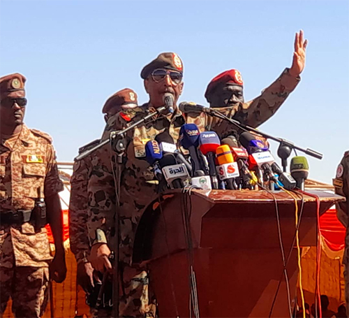 البرهان يحذر القوي السياسية من التدخل في الجيش