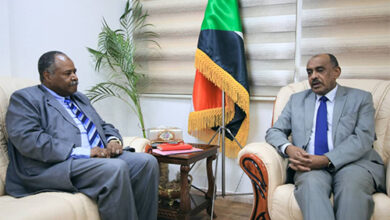 وزير الخارجية يلتقي برئيس لجنة تسيير جمعية الهلال الاحمر السوداني