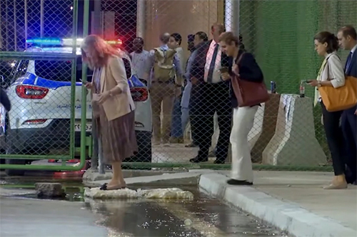 تسرب المجاري بمقر انعقاد مؤتمر المناخ في شرم الشيخ.. والحضور اضطروا للقفز