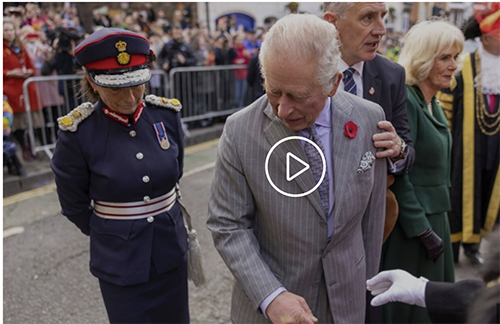 شاهد ردة فعل الملك تشارلز الثالث بعد رشقه بالبيض من قبل العامة