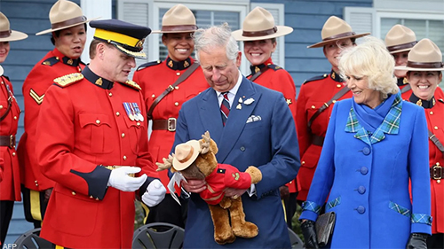 كشف أسرار عادات الملك.. تشارلز لا يتحرك دون هذه الدمية