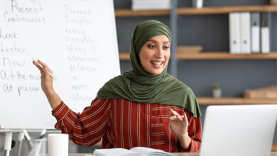 اعمل بالمنزل واربح بالدولار.. كيف تجني المال من تعليم العربية للأجانب؟