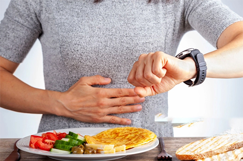 هل يمكن خسارة الوزن عند تثبيت موعد الوجبات؟
