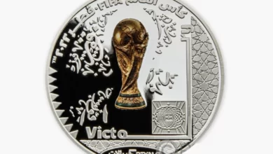 فنان مصري يبدع بخطوطه على العملات التذكارية لـ "مونديال قطر 2022"