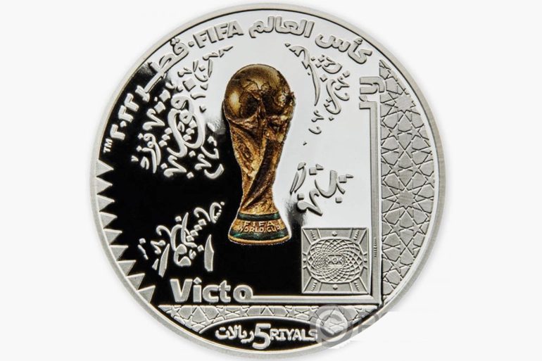 فنان مصري يبدع بخطوطه على العملات التذكارية لـ "مونديال قطر 2022"