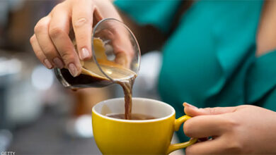 تحذير طبي إلى "عشاق القهوة".. احذروا عادتكم الصباحية!