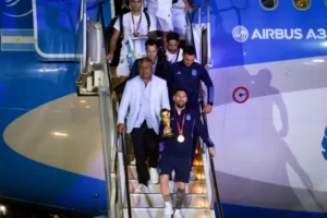 طائرة المنتخب الأرجنتيني حطت الساعة 2:40 فجرا بالتوقيت المحلي (غيتي)