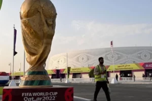 مجسم كأس العالم يزين ملاعب المونديال الثمانية قبل كل مباراة (الجزيرة)