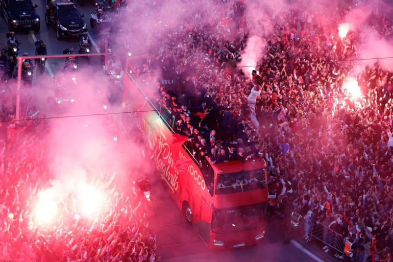 استقبال جماهيري كبير لمنتخب المغرب في العاصمة الرباط بعد مشاركته التاريخية في مونديال قطر (مواقع التواصل الاجتماعي)