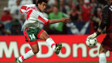 مهاجم المنتخب المغربي صلاح الدين بصير يحرز هدفا في مرمى أسكتلندا ضمن نهائيات كأس العالم 1998 في فرنسا (غيتي إيميجز)