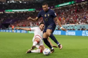 مبابي (يمين) يحمل آمال الفرنسيين في مواجهة بولندا لمواصلة حملة الدفاع عن اللقب (غيتي)