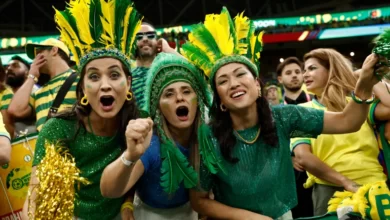مشجعات برازيليات في كأس العالم قطر 2022 خلال مبارة الكاميرون ضد البرازيل على ملعب لوسيل (رويترز)