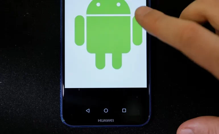 مستخدم "تيك توك" يقول إنه يجب أن ترى "تحسنا كبيرا" في عمر بطارية هاتفك بعد اتخاذ الخطوات الذي ذكرها في الفيديو (رويترز)