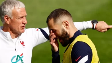 بنزيمة ومدرب المنتخب الفرنسي ديديه ديشامب (رويترز)