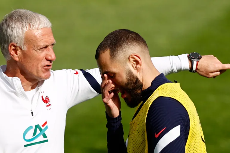 بنزيمة ومدرب المنتخب الفرنسي ديديه ديشامب (رويترز)