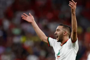 حكيم زياش في لقطة حماسية أثناء مباراة المغرب ضد بلجيكا في نهائيات مونديال قطر 2022 (رويترز)