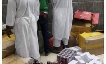 الشرطة توقف متهمين بحوزتهم خمور مهربة