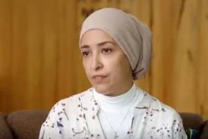 وزارة الخارجية البريطانية استعانت بسناء المحجبة لإقناع المهاجرين بالرحيل إلى رواندا (مواقع التواصل)