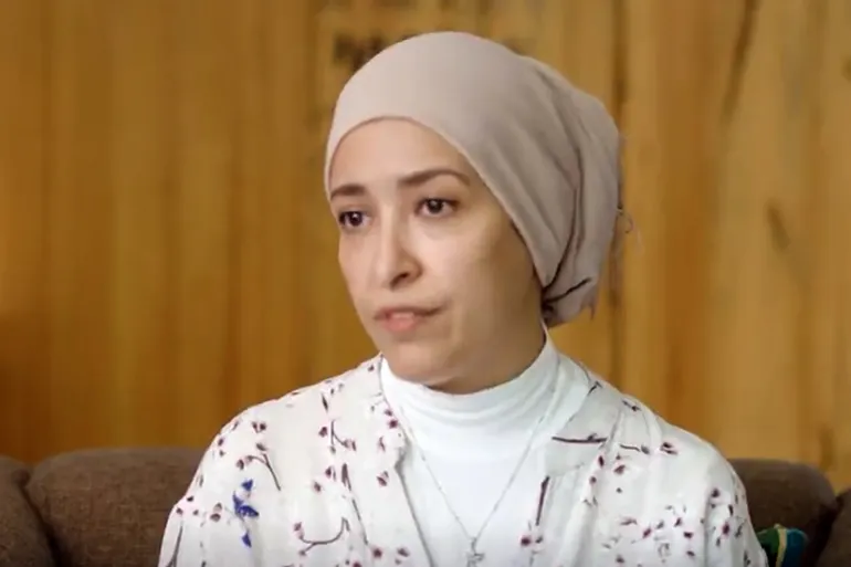 وزارة الخارجية البريطانية استعانت بسناء المحجبة لإقناع المهاجرين بالرحيل إلى رواندا (مواقع التواصل)