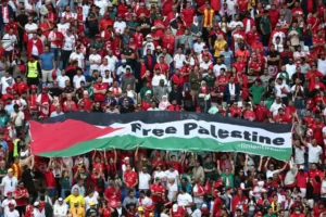 علم فلسطين وقضيتها لم يغيبا عن مدرجات مونديال قطر (رويترز)
