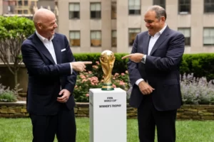 إنفانتينو رئيس فيفا (يسار) بعد اجتماع مع مسئولي الدول الثلاث المستضيفة لمونديال 2026 (رويترز)