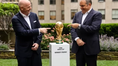 إنفانتينو رئيس فيفا (يسار) بعد اجتماع مع مسئولي الدول الثلاث المستضيفة لمونديال 2026 (رويترز)
