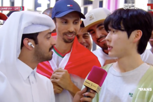 المشجع الكوري خلال حديثه عن تجربته مع الطعام في قطر (مواقع التواصل)