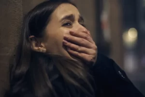 عندما يشعر الإنسان بالخوف الشديد تقفز لديه عوامل الاستجابة للمؤثرات الخارجية بشدة (شترستوك)