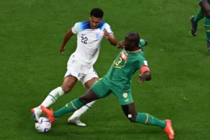 جودي بيلينغهام (يسار) لاعب خط وسط منتخب إنجلترا ونادي بوروسيا دورتموند كان أحد أفضل اكتشافات مونديال قطر (الأناضول)