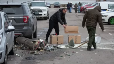 الشرطة تتفقد حطام صاروخ روسي أسقط في كييف أمس الخميس (الأناضول)