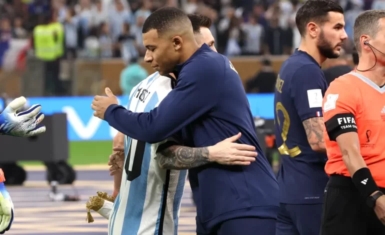 تحدث عن علاقته بميسي بعد مونديال قطر.. أول رد لمبابي على احتفالات الحارس مارتينيز "التافهة"