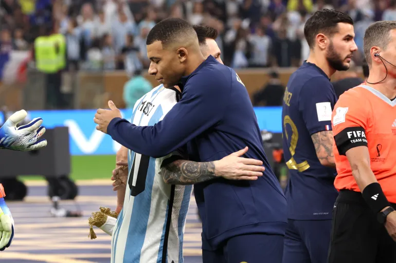 تحدث عن علاقته بميسي بعد مونديال قطر.. أول رد لمبابي على احتفالات الحارس مارتينيز "التافهة"