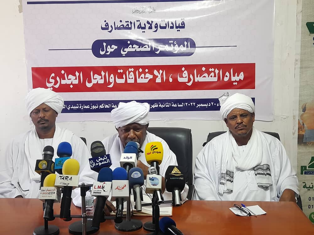 قيادات بولاية سودانية ( يطالبون ) بإقالة الوالي