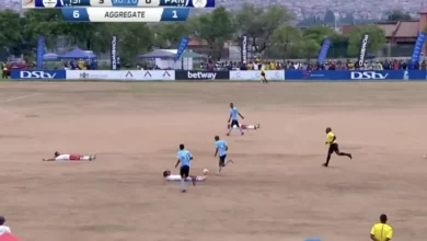 اللاعبون تركوا الكرة عمدا للمنافس واستلقوا على الأرض (مواقع التواصل)