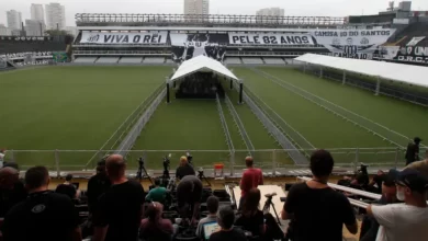 شاهد- بدء مراسم وداع بيليه في البرازيل.. ملعب سانتوس يستقبل جثمان "ملك" كرة القدم