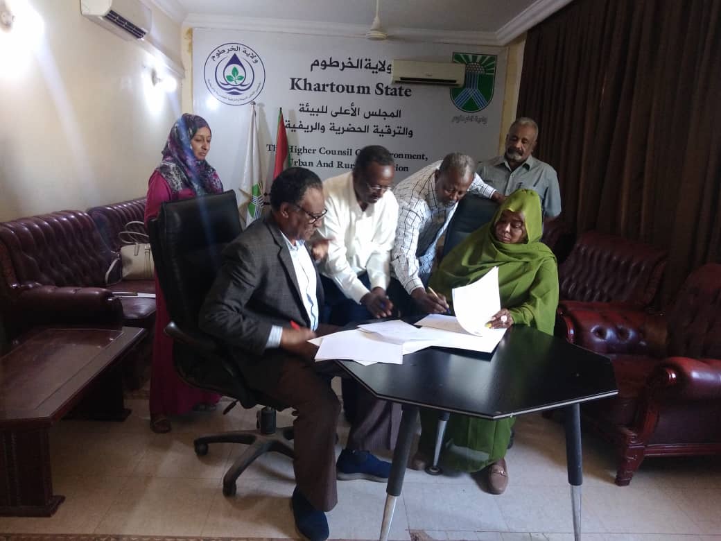 مذكرة تفاهم بين البيئة ومنظمة عزنا لمعالجة مشاكل البيئة