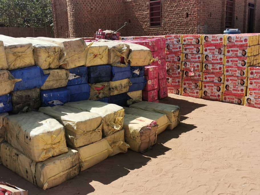 الشرطة بولاية سودانية  تضبط كريمات وناموسيات مخبأة داخل فحم