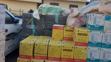 الشرطة تضبط 35 الف علبة كريمات و160 كرتونة ملابس مستعملة