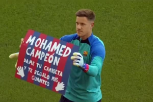 تير شتيغن حارس برشلونة يحمل لافتة موجهة لطفل اسمه محمد (مواقع التواصل الإجتماعي)