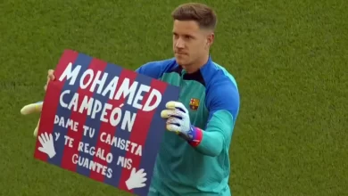 تير شتيغن حارس برشلونة يحمل لافتة موجهة لطفل اسمه محمد (مواقع التواصل الإجتماعي)