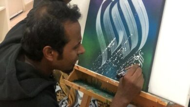 الخطاط الهندي كريم غرافي برع في الرسم بالخط العربي (الجزيرة)