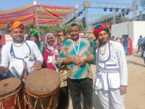 فرقة الفنون الشعبية السودانية تبهر الحضور في افتتاحية مهرجان سوراج كوند