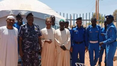 مسؤول بالشرطة يتفقد قسم شرطة الوادي الأخضر