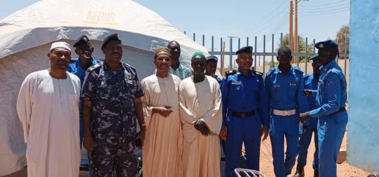 مسؤول بالشرطة يتفقد قسم شرطة الوادي الأخضر