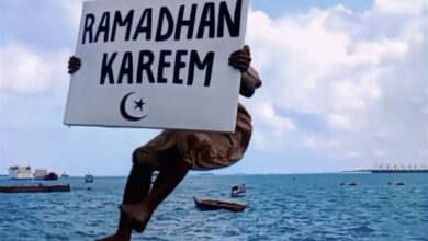 شباب في تنزانيا يحتفلون بقدوم شهر رمضان بحركات استعراضية والقفز في المياه (مواقع التواصل)