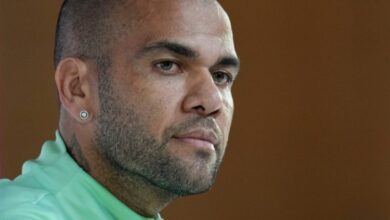 داني ألفيس يضرب عن الطعام في السجن