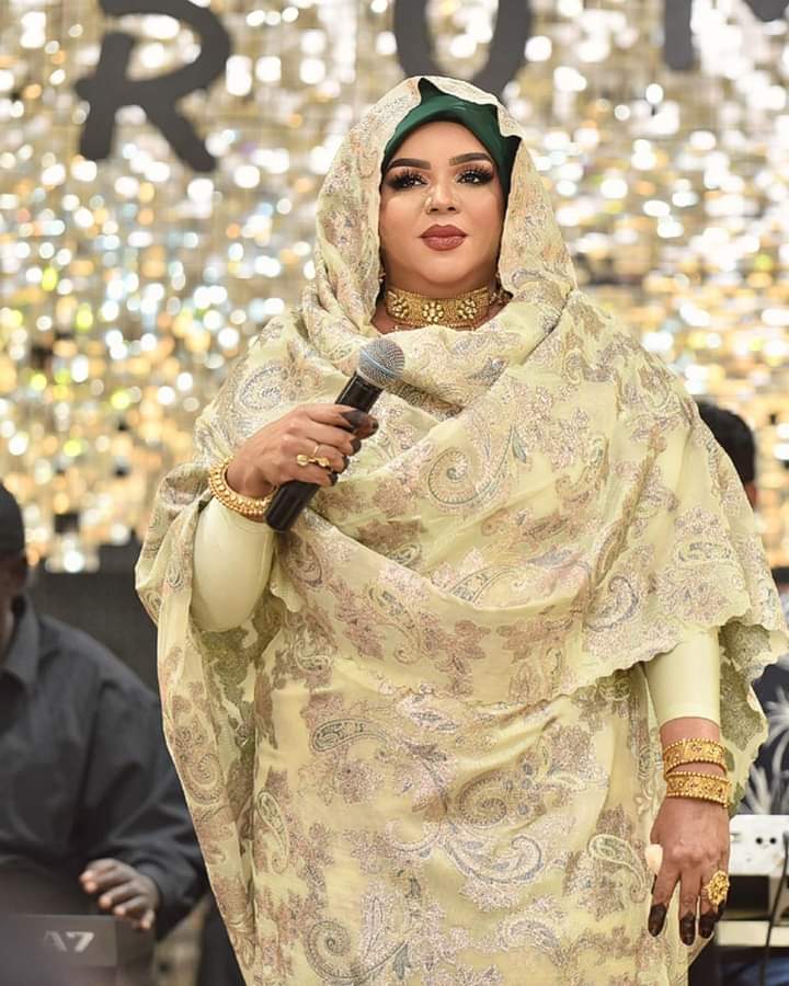 فنانة سودانية شهيرة تحي حفل زواج جماعي بولاية سودانية