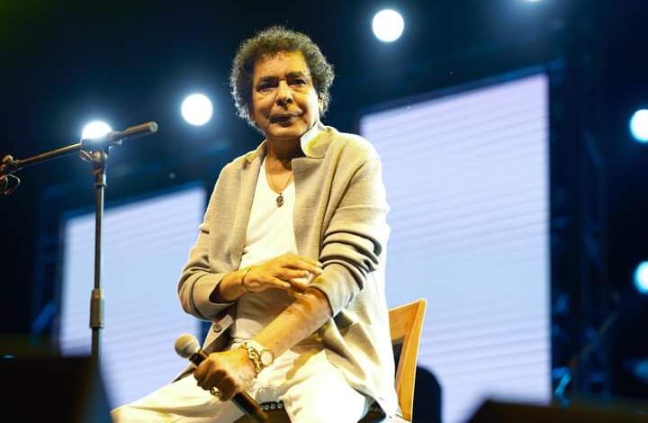 قبل ساعات من لقاء الهلال والاهلي ..محمد منير يوجه رسالة للجماهير